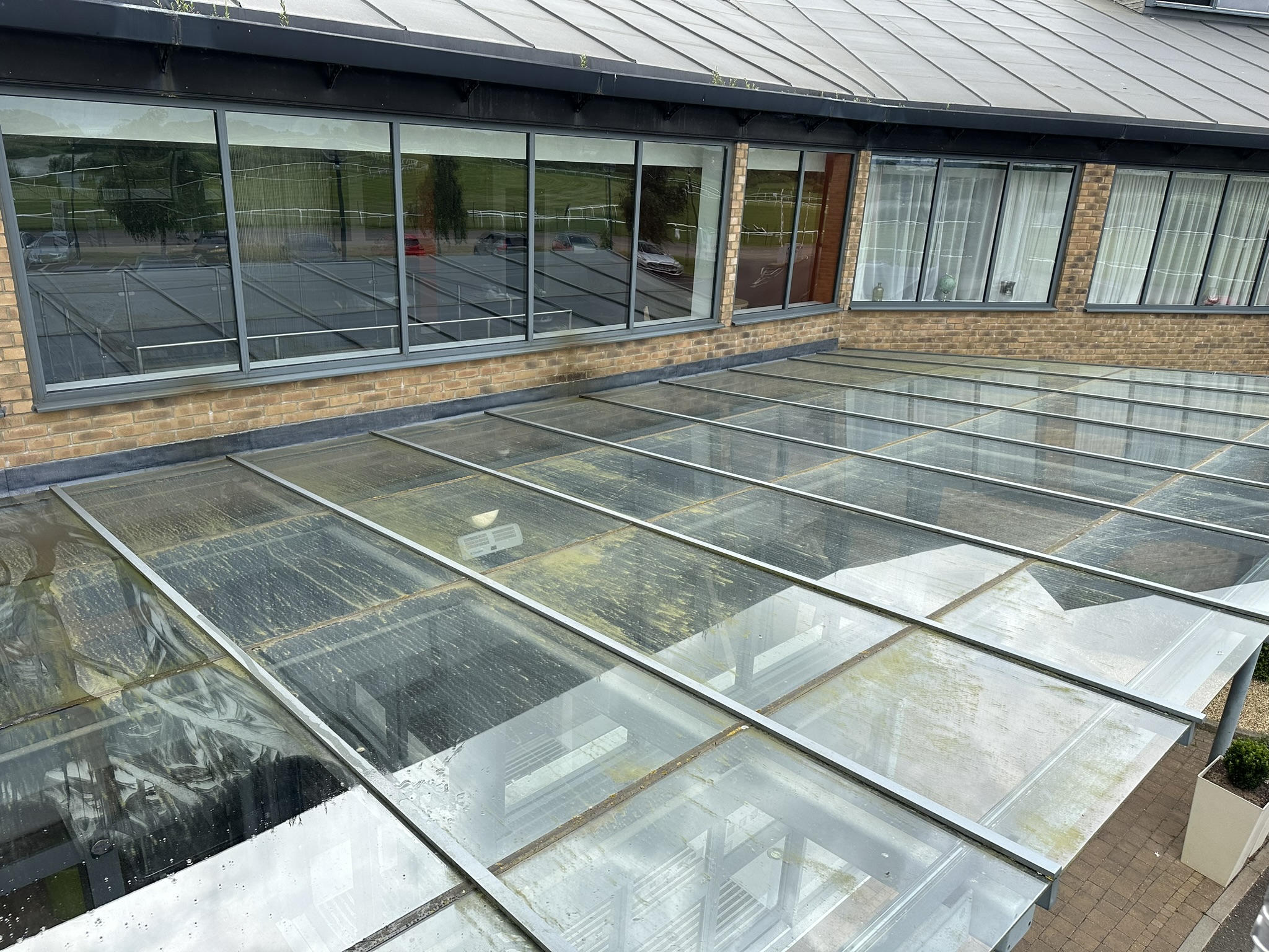 Professional commercial cleaning – shop or office windows